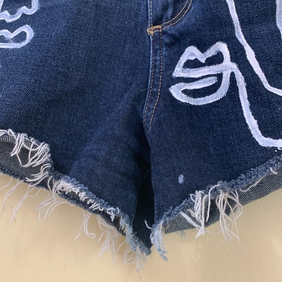 Paige | Custom Margot Jean Mom Painted Denim Artsy Face Distressed Art Shorts 25 - Picture 6 of 17